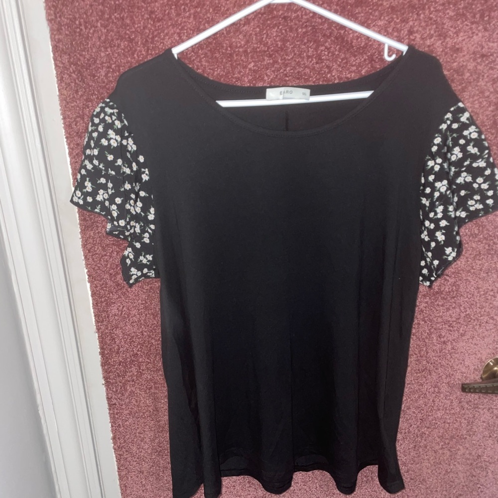 Chic Black Floral Sleeve Women's Tee